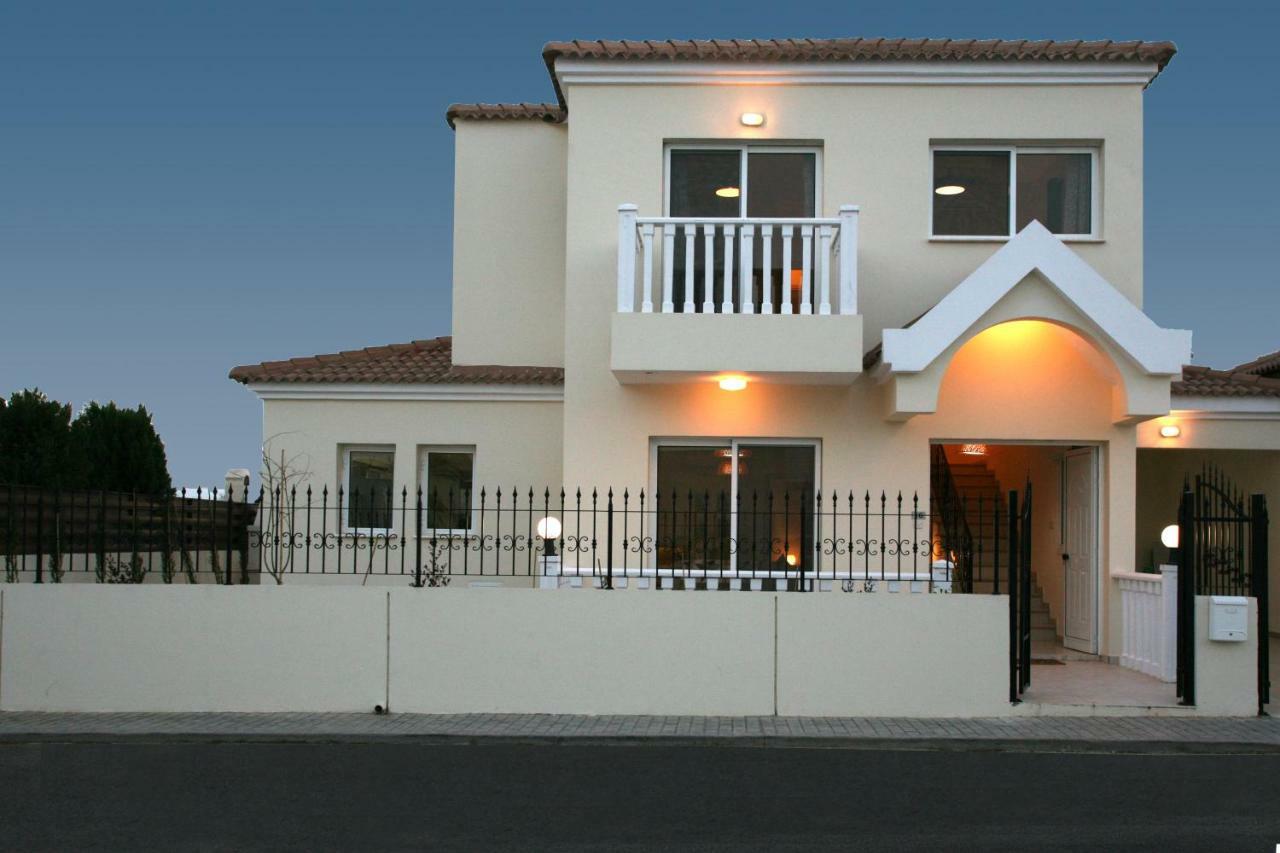 Villa Carmel Айя Напа Екстериор снимка